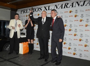 Lázaro Albarraín recibe el Premio Naranja en nombre del Atlético de Madrid